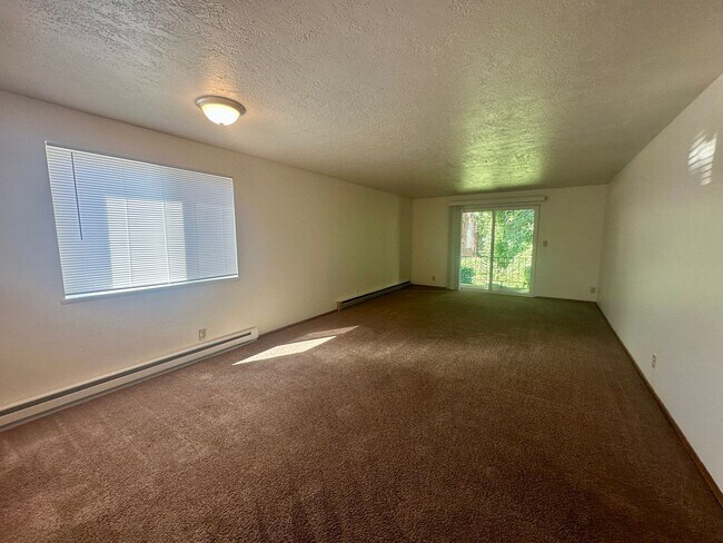Building Photo - Two Bedroom Apartment Close to Willamette ...