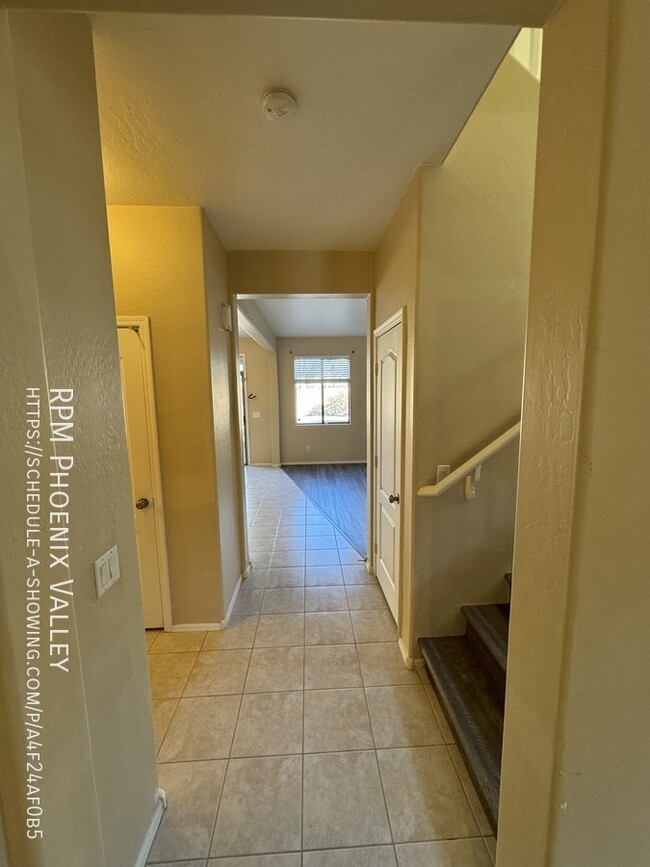 Building Photo - Cozy 4 bed / 2.5 bath with new carpet and ...