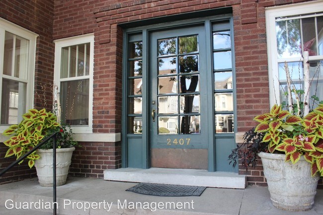Building Photo - 2407 Girard Ave S