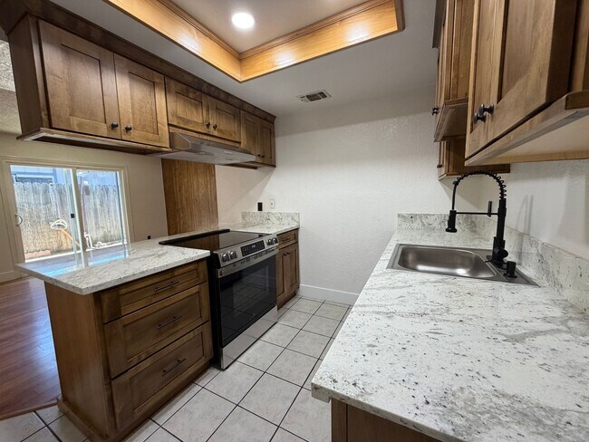 Foto del edificio - Fully Renovated 2-Bedroom Home with Spacious Backyard – Move-In Ready in Sacramento