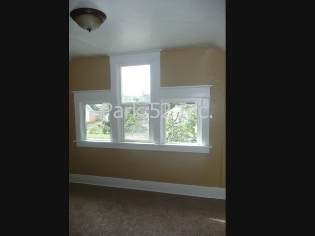 Building Photo - 821 S 43rd St