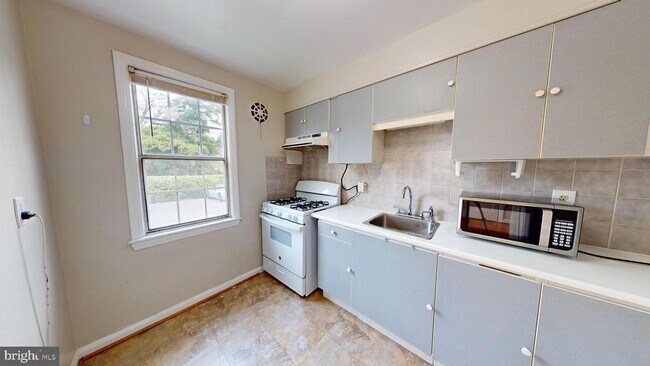 Foto del edificio - 6512 Potomac Ave