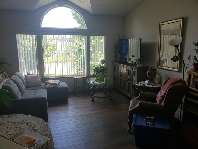 Foto del edificio - 2326 E South Riverton Ave