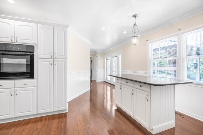 Foto del edificio - Beautiful 4 BR/2 BA Single-Family Home in ...