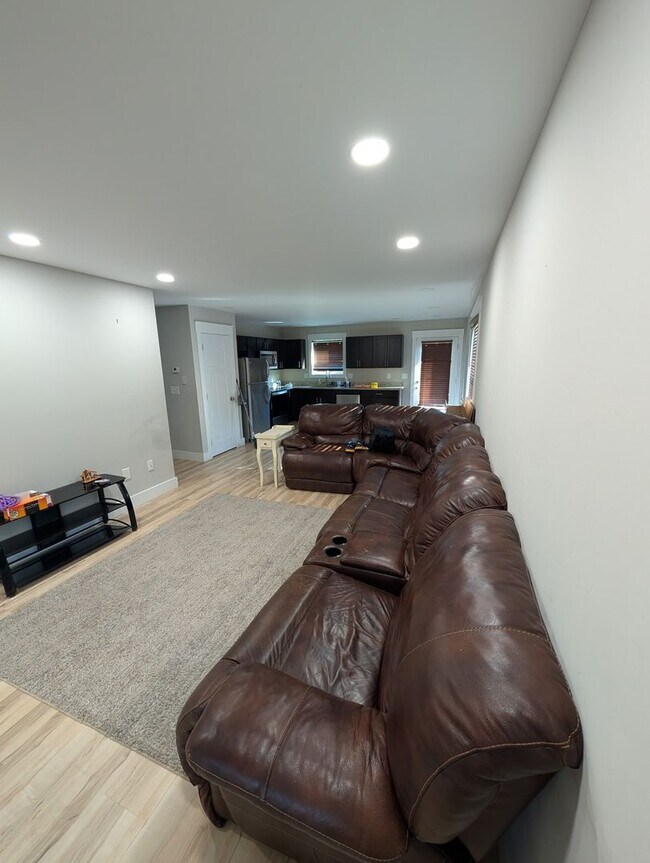 Building Photo - Beautiful home 3 minutes from ETSU!