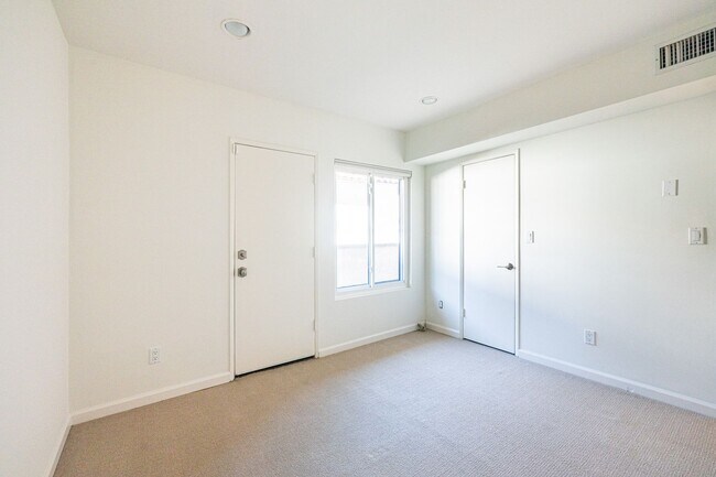 Foto del edificio - Prime Location 3 bedroom Townhome with Cen...