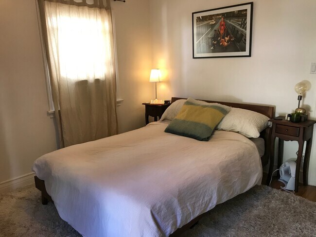 Ultra-Charming 2HAB, 1BA español Bungalow en Venecia 917-903-9202 - 875 Commonwealth Ave