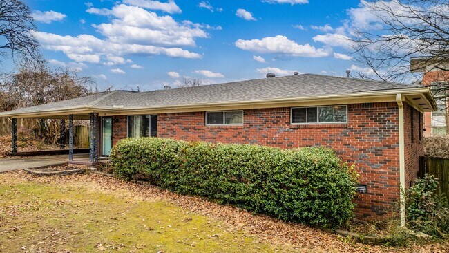 Foto del edificio - Updated 3BR/2BA Brick Home with Hardwood Floors & Large Yard