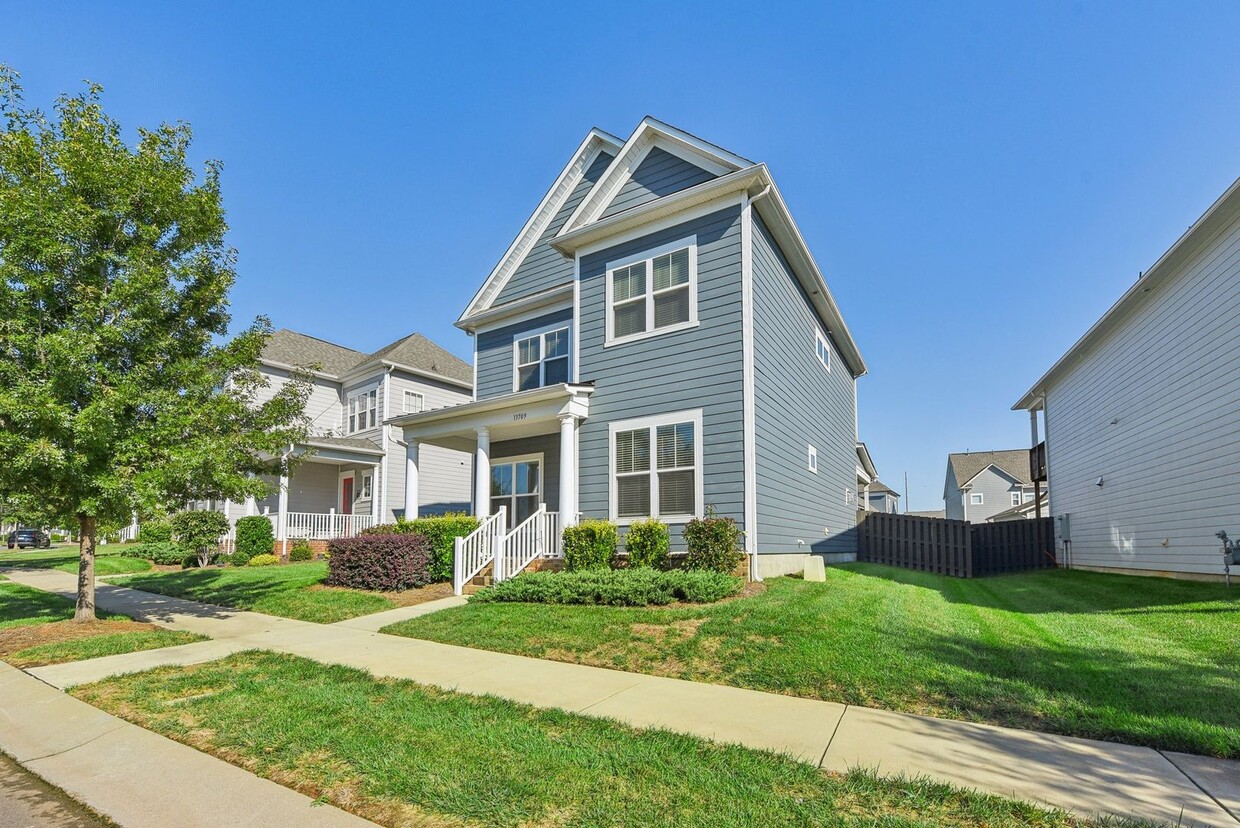 Foto principal - Nice 4 bedroom home with fenced yard