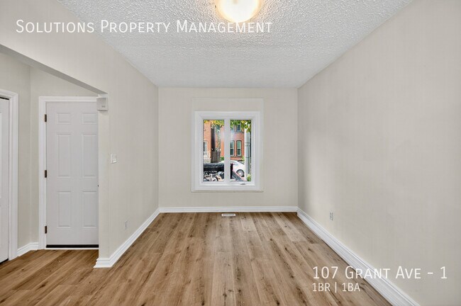 Photo du bâtiment - **Newly Updated Bright Main Floor, 1 Bed +...