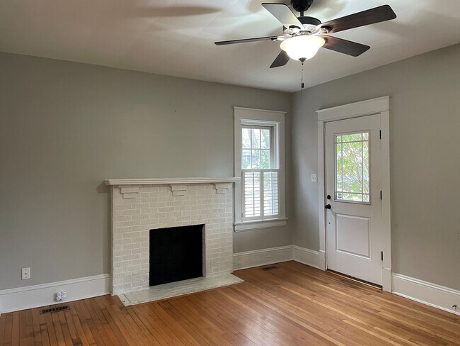 Foto del edificio - Charming Downtown Home with 3BR and hardwo...