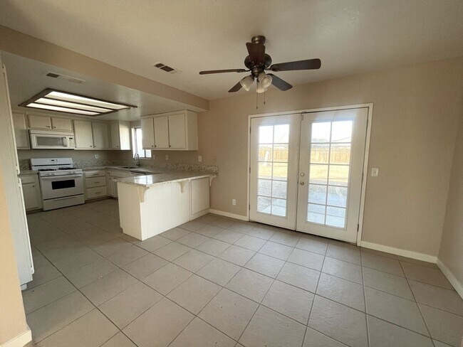 Foto del edificio - 8925 Satinwood Ave