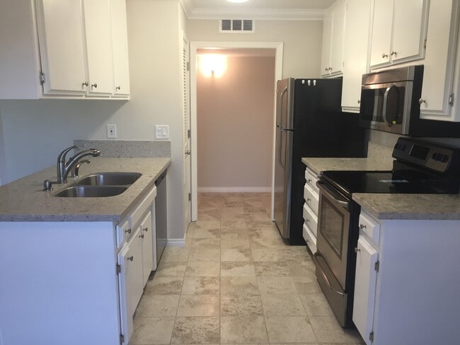 Building Photo - 1015 Lakeside Dr