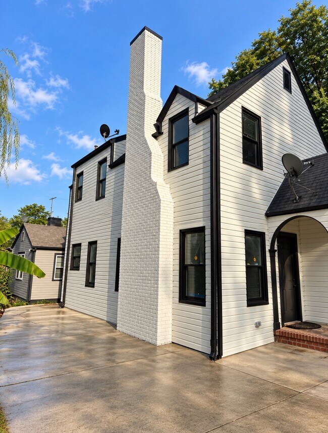 Building Photo - 236 Pinewood Ave