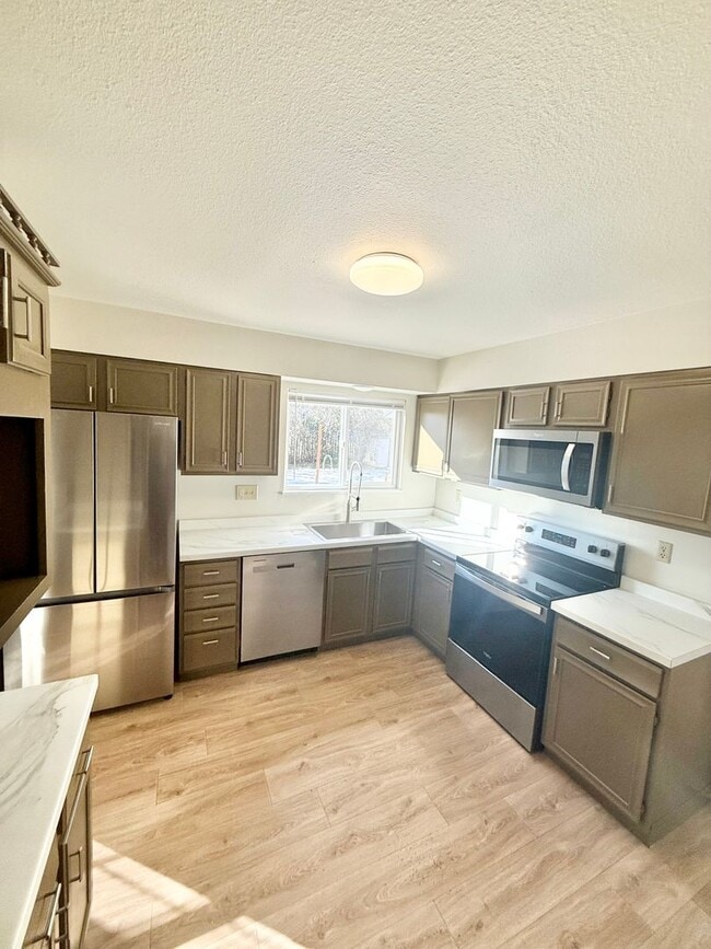 Building Photo - Beautiful Home on Picket for Rent!