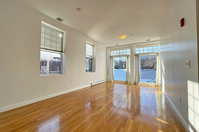 Building Photo - 9/1 Gorgeous, oversized 2BR/2.5BA townhous...