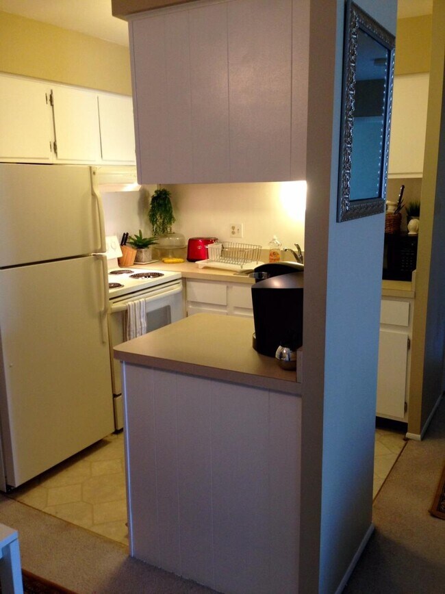 Building Photo - 13900 Camelot Dr