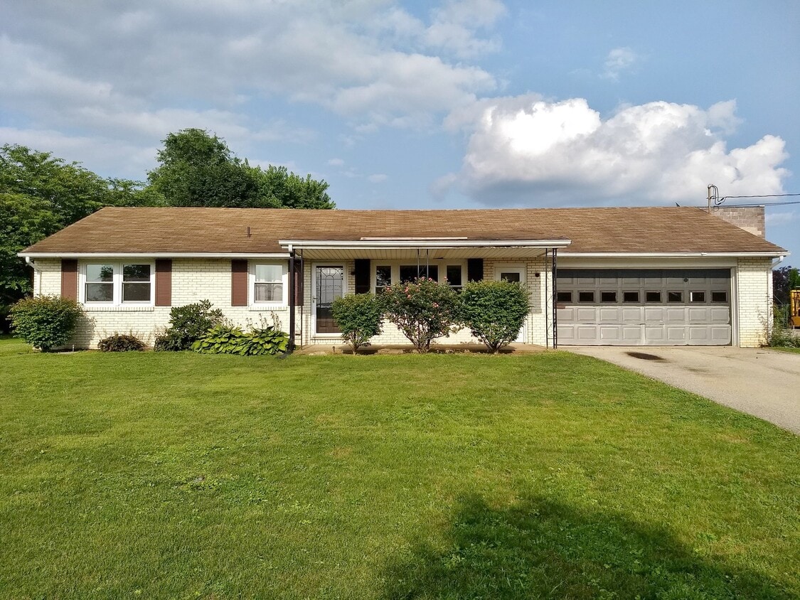 Primary Photo - 2 Bed / 1-1/2 Bath Single Family Home