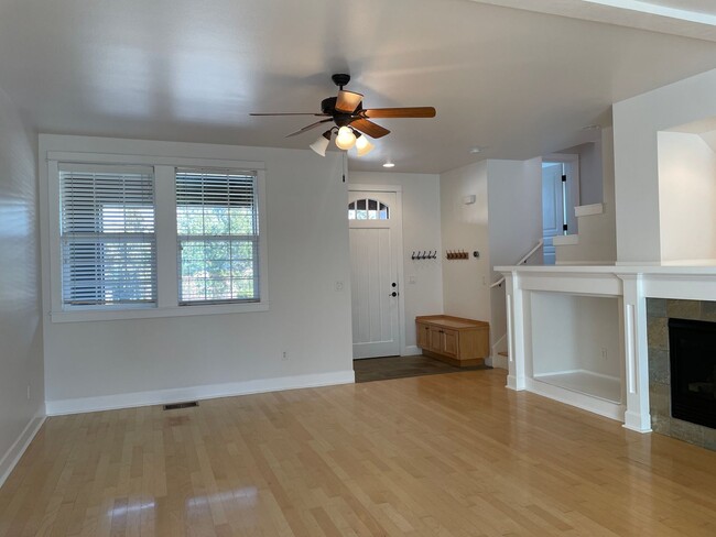 Foto del edificio - Old Mill Townhome Available early April