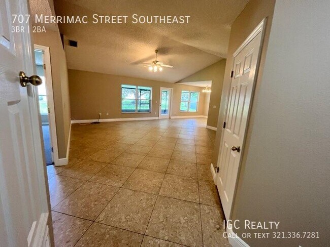 Foto del edificio - Large 3bed 2 bath Home in Palm Bay!