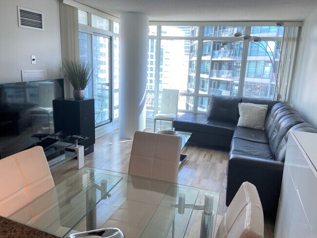 Photo du bâtiment - Close to Lakeshore Toronto 1+1 Bedroom  & ...