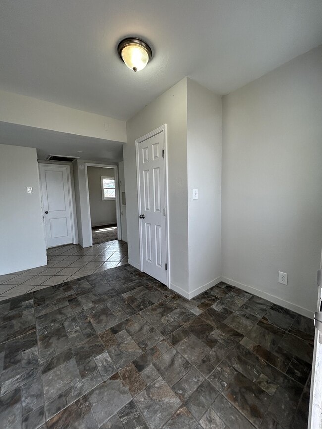 Building Photo - 2418 Alvarado Dr NE