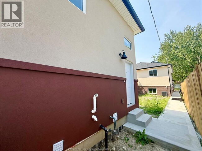 Building Photo - 1740 Buckingham Dr