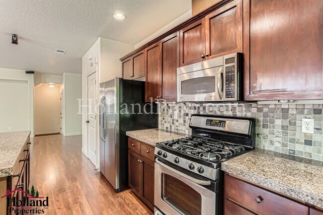 Foto del edificio - Beautiful 3-Bedroom Open Concept Condo in ...