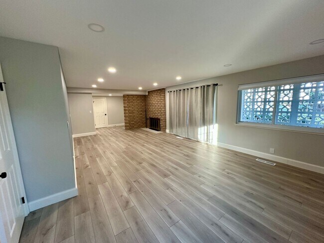 Building Photo - Cupertino Hills