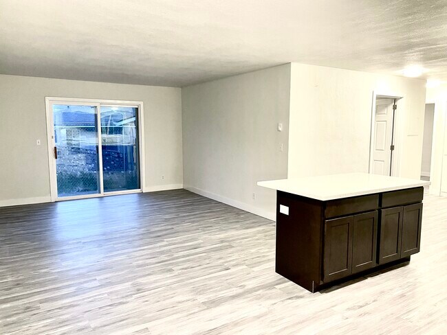 Building Photo - 721 NE 20th Pl