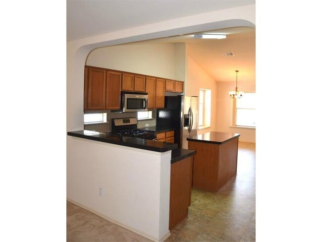 Building Photo - 3 Bedroom, 2 Bath, Single Story Home in Ce...
