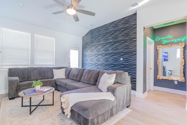 Foto del edificio - 8600 Cottage Rose Dr
