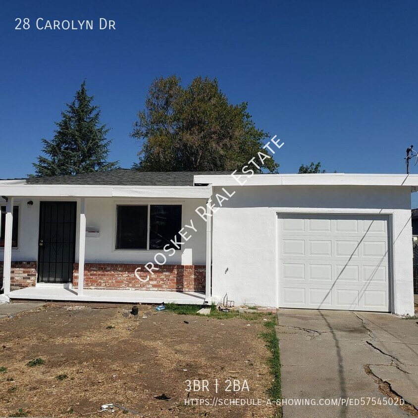 Foto principal - Move in ready! Spacious floor plan, close ...