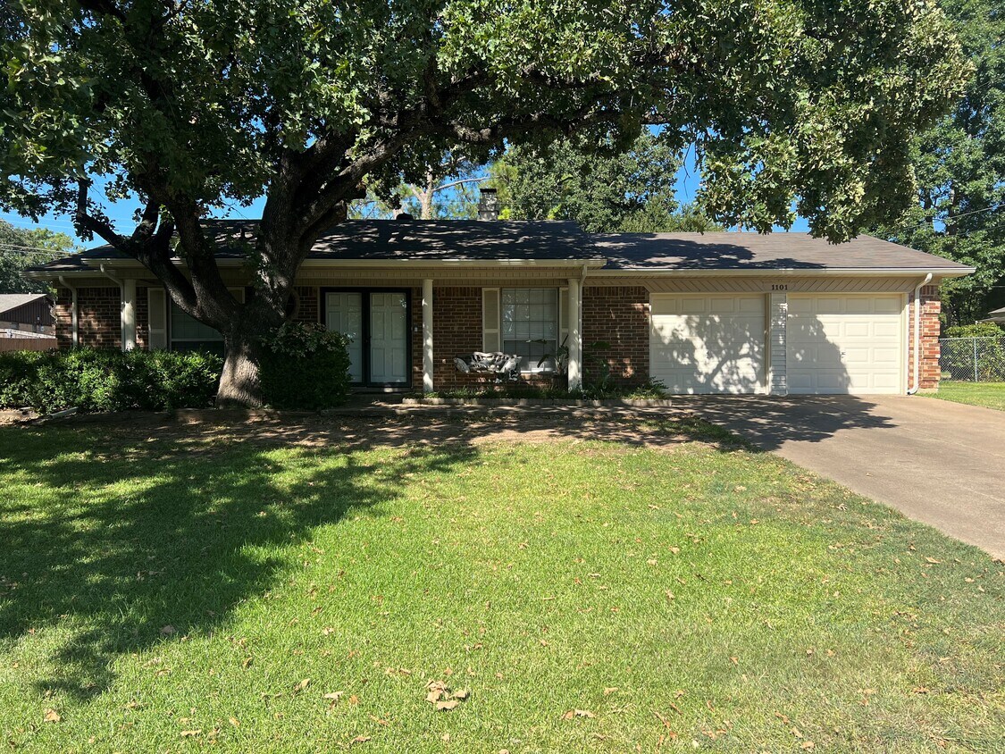 Primary Photo - 1101 Greendale Dr