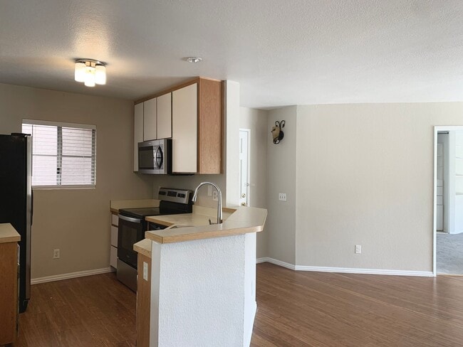 Building Photo - Fashion Hills 2 bedroom, 2 bath with 2 car garage!