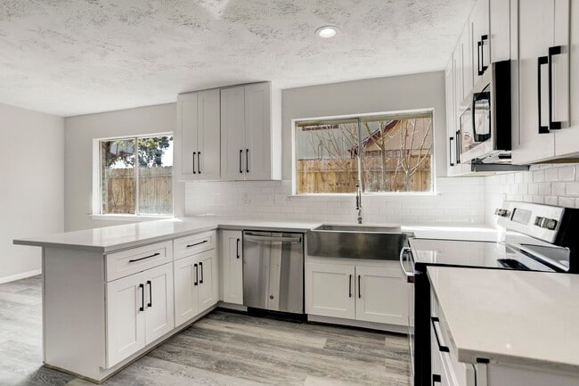 Building Photo - 2071 Delphi Ln