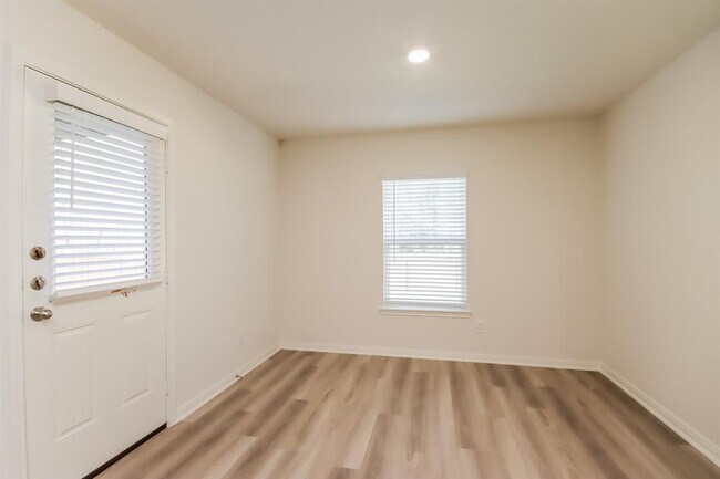 Building Photo - 10514 Sweetwater Creek Dr
