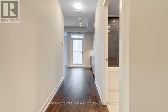 Building Photo - 430-430 Square One Dr