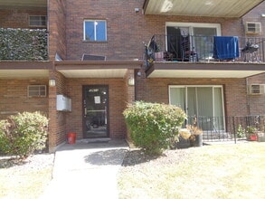 Building Photo - 10611 Parkside Ave