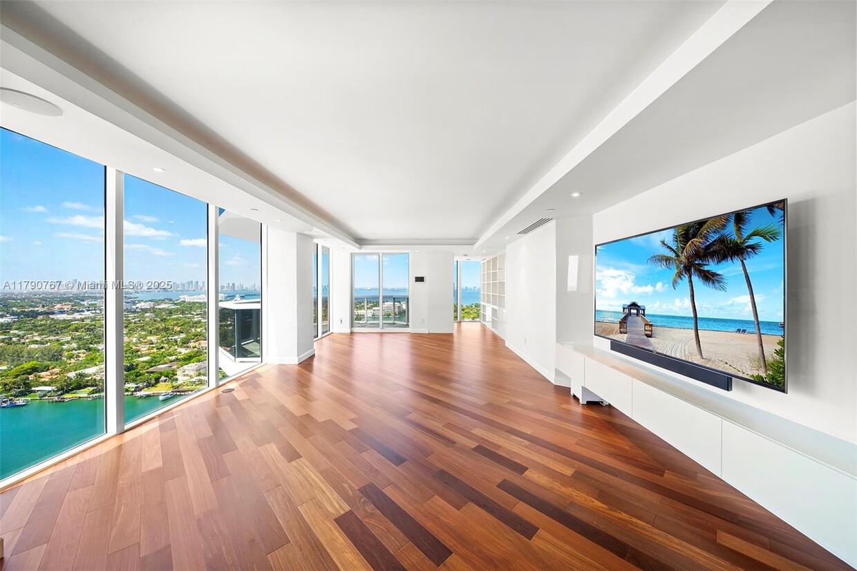 Foto principal - 4779 Collins Ave