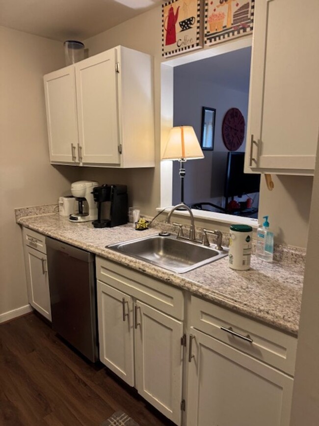 Foto del edificio - Apartment Located Minutes from Downtown Le...