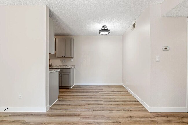 Building Photo - Updated 2 Bed/1 Bath Apartment in Desirabl...