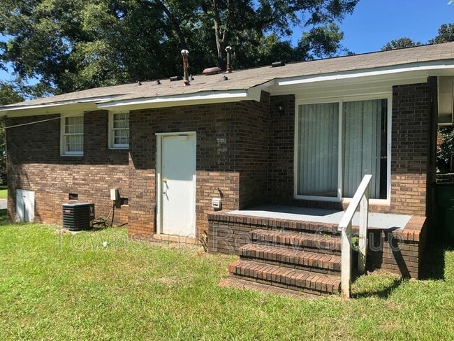 Building Photo - 4900 Crestmont Dr
