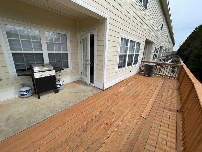 Building Photo - Courtyard Way Subdivision -END UNIT!