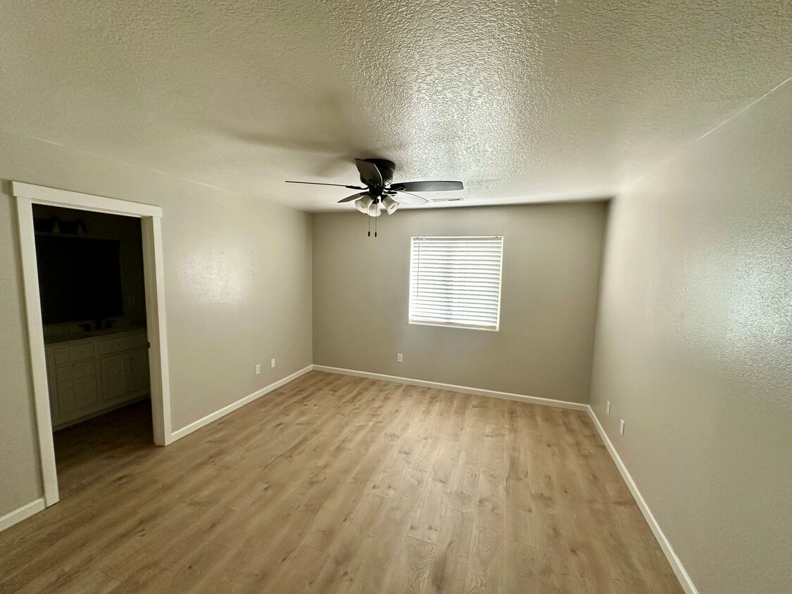 Building Photo - 624 SE Shega Ct