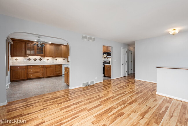 Building Photo - 206 N Stewart Ave