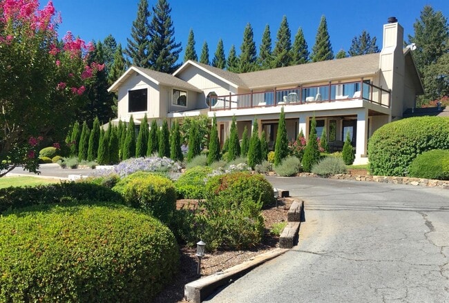 Building Photo - 330 Brookside Dr