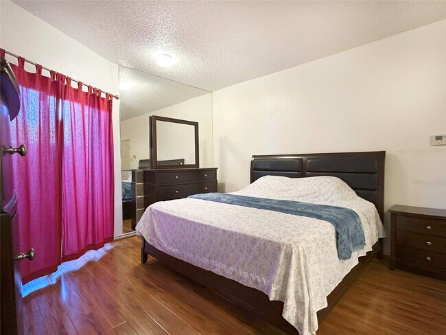 Building Photo - 10855 Meadowglen Ln