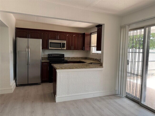 Foto del edificio - West 81st Place, Hialeah, FL 33014 - 4 BR 2.5 BA townhouse