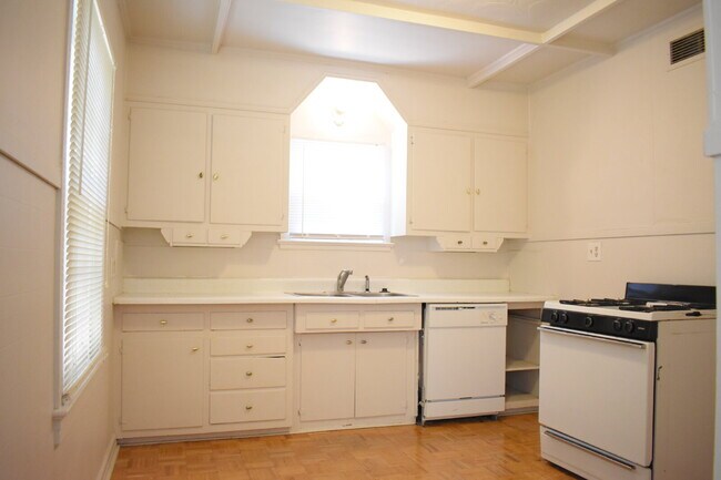 Foto del edificio - 2 Story Cute House Close to Campus! Lease Now for the 2026-2027 School Year! Available September ...